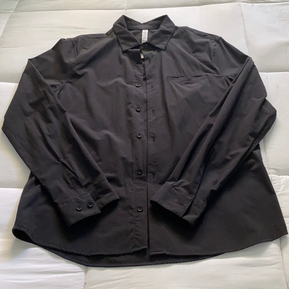 🌀Lululemon Long sleeve button down M Used
